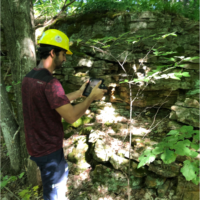 Fouad with real-time 3D handheld scanning of outcrop