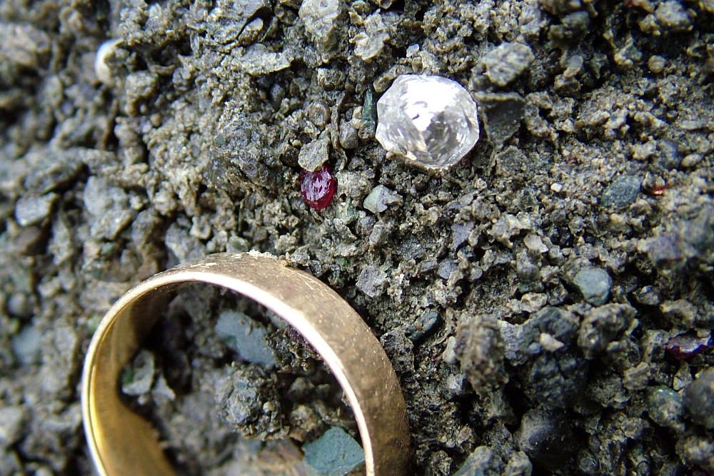 Diamond in its host rock (kimberlite). [Photo by Dr. Richard Brown, University of Durham]