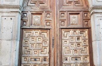 Photo by Özlem Atar of a door at the Alcala de Henares, Spain.