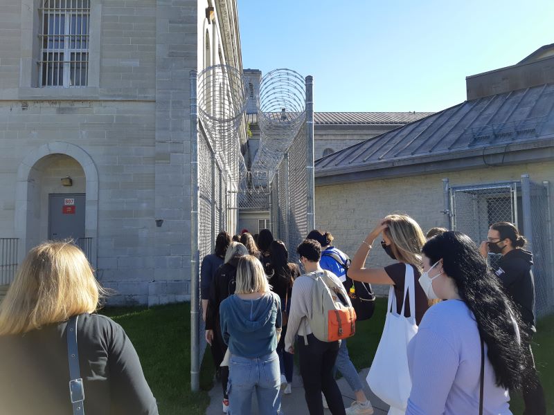 Image of HIST 400-006 students in Kingston Penitentiary Tour