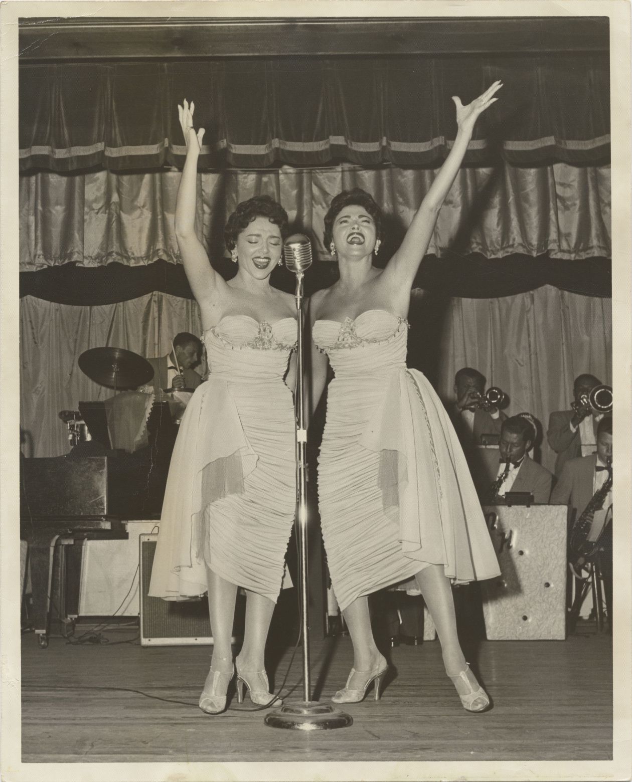 Image of women singing at a Jewish festival
