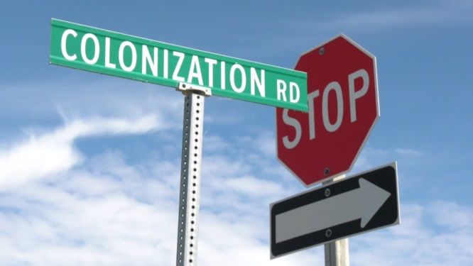 Image of a street sign reading "Colonization road"