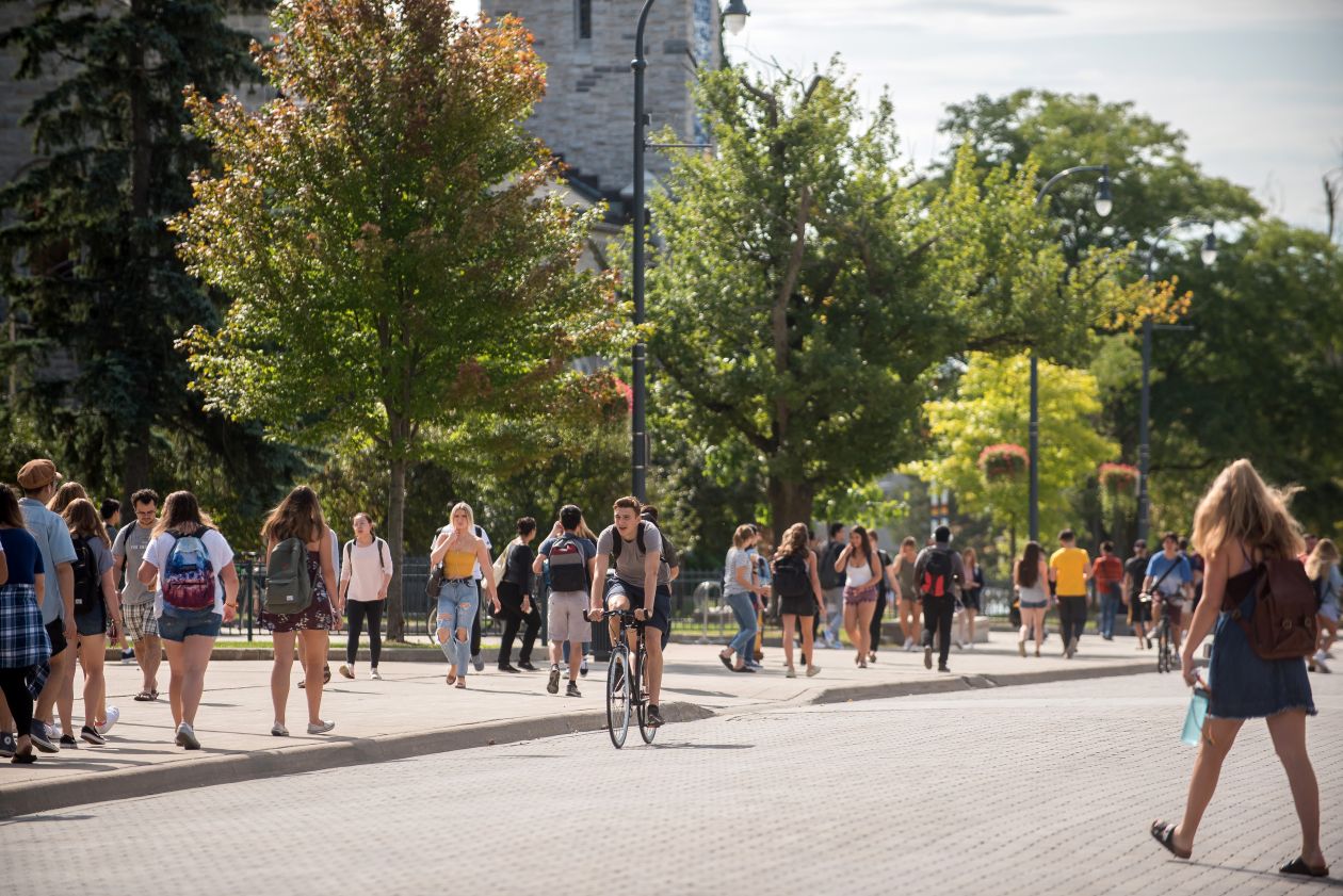 Students walking on Queen's campus