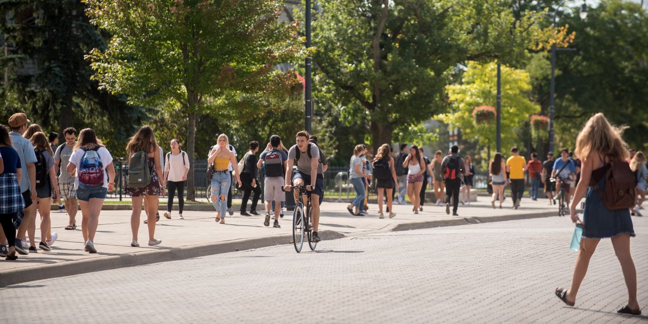 Image of students on Queen's Campus