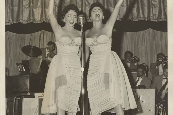 Image of women singing at a Jewish festival