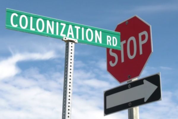 Image of a street sign reading "Colonization road"