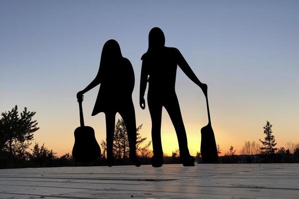 shadow of to people with guitars, Sechile Sedare