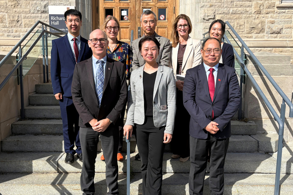 Representatives from Queen’s University and the Consulate-General of the People’s Republic of China in Toronto pose for a group photo outside Richardson Hall during a campus visit on September 21, 2026.