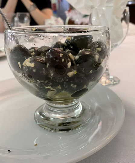 photo of black olives with olive oil & garlic (azeitonas com azeite alho)