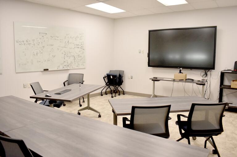 Room for discussions with whiteboards and other tools.