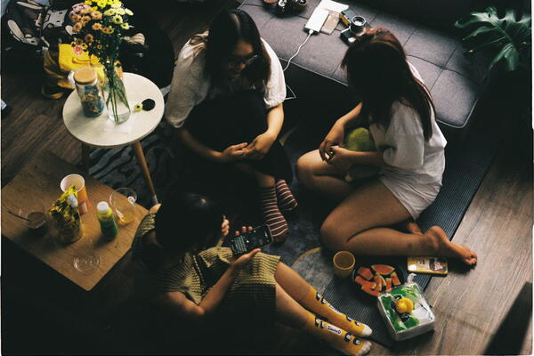 3 friends chatting. 