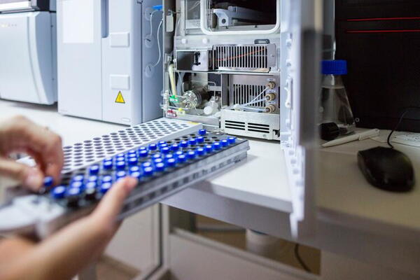 Mass spectronomy samples in a tray