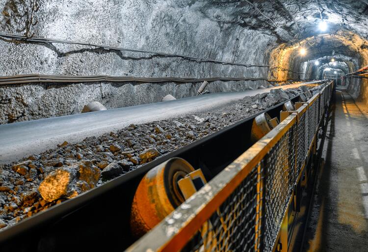 Rail system in mining tunnel