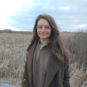 Photograph of Jessica McMullin outside in Fall.