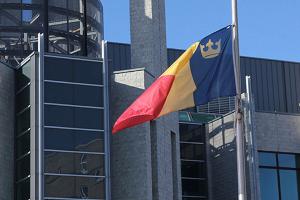 tricolour Queen's flag at half-mast