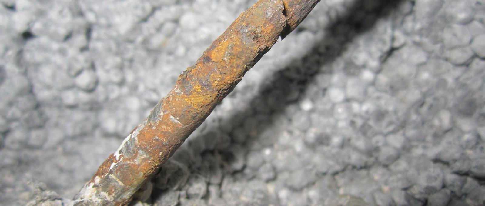 Rupture of 5 mm steel bar due to corrosion