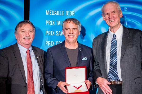 [Will Kymlicka receives the SSHRC Gold Medal from Ted Hewitt, President of SSHRC, left, and Charles Taylor, Canadian philosopher and professor emeritus, McGill University]