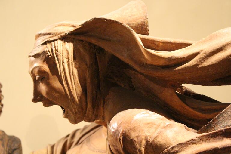 Statue of a woman screaming