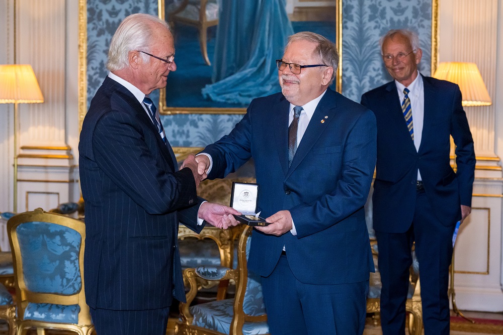 His Majesty King Carl XVI Gustaf of Sweden (left) bestows the 2023 Vega Medal to Dr. John Smol (right)
