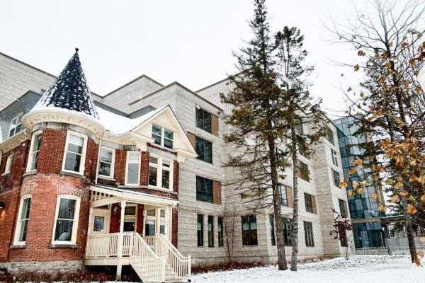 Endaayaan – Tkanónsote exterior building in the winter snow