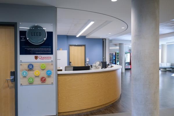 Front desk at Endaayaan – Tkanónsote