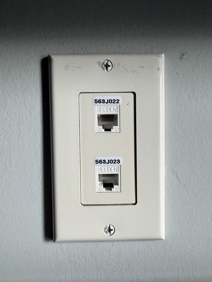 Cream-coloured wall plate with network jacks