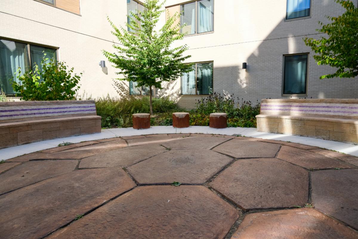 Endaayaan – Tkanónsote courtyard