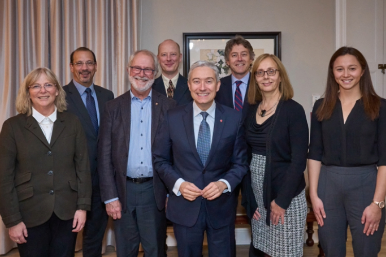 François-Philippe Champagne, Minister of Innovation, Science and Industry [centre] meets with members of Queen’s Senior Leadership team and researchers.