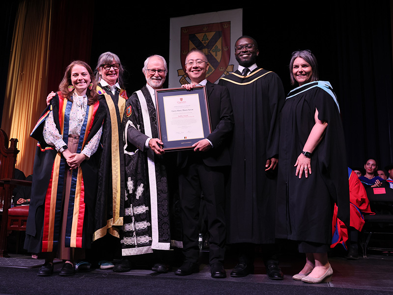 Gary Hwe Shen Seow receiving Baillie award