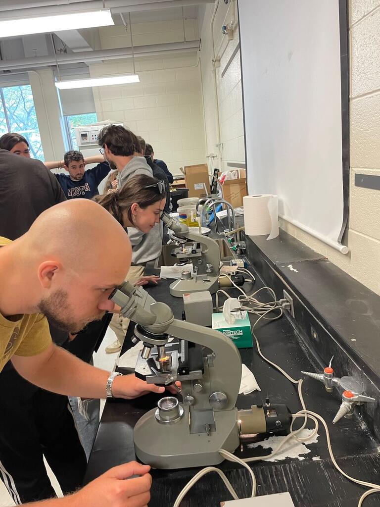 Chris and Mikaela looking for soil nematodes, amoeba and protozoa