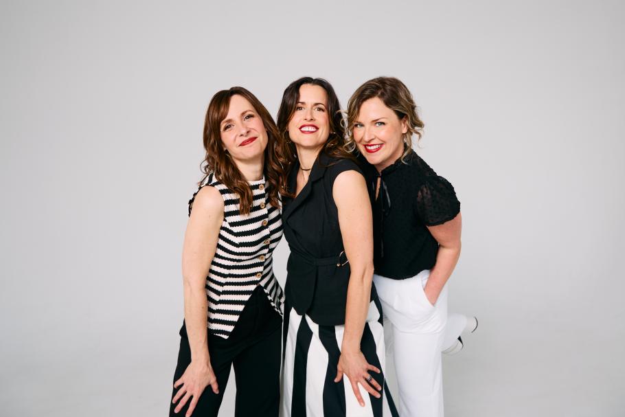 The Good Lovelies, wearing monochromatic outfits