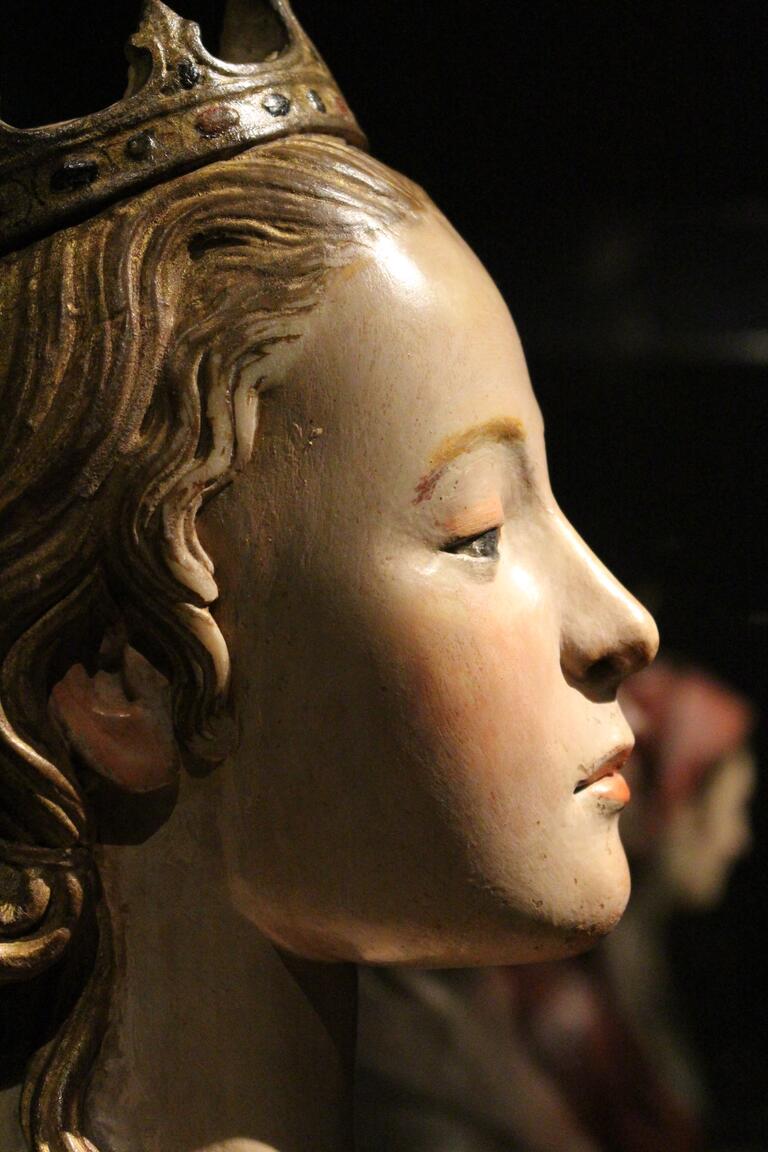 statue of a woman wearing a crown