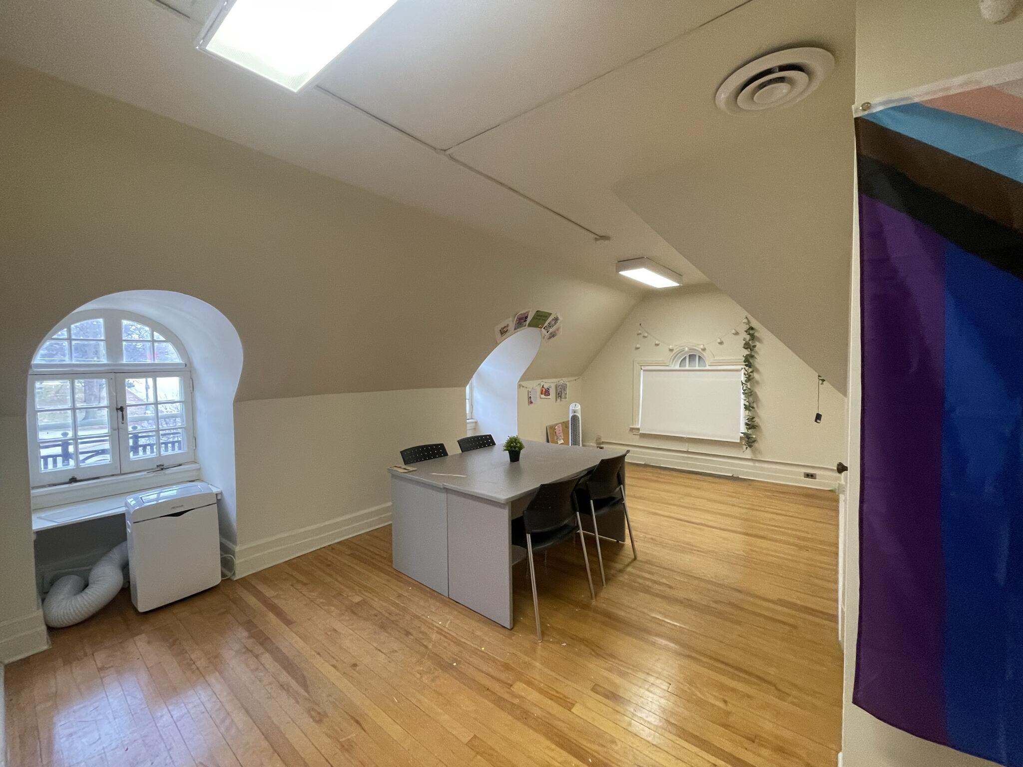 The second-floor workspace in YH@140.